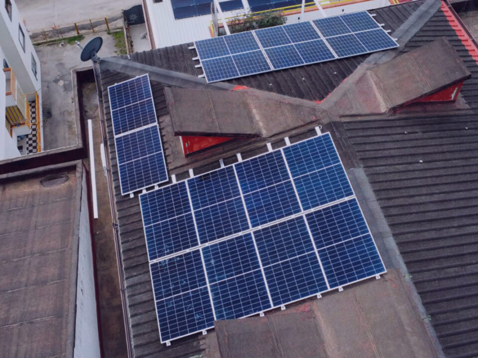Tre modi in cui gli impianti fotovoltaici certificati di CH2 Solar, migliorano la sostenibilità delle case